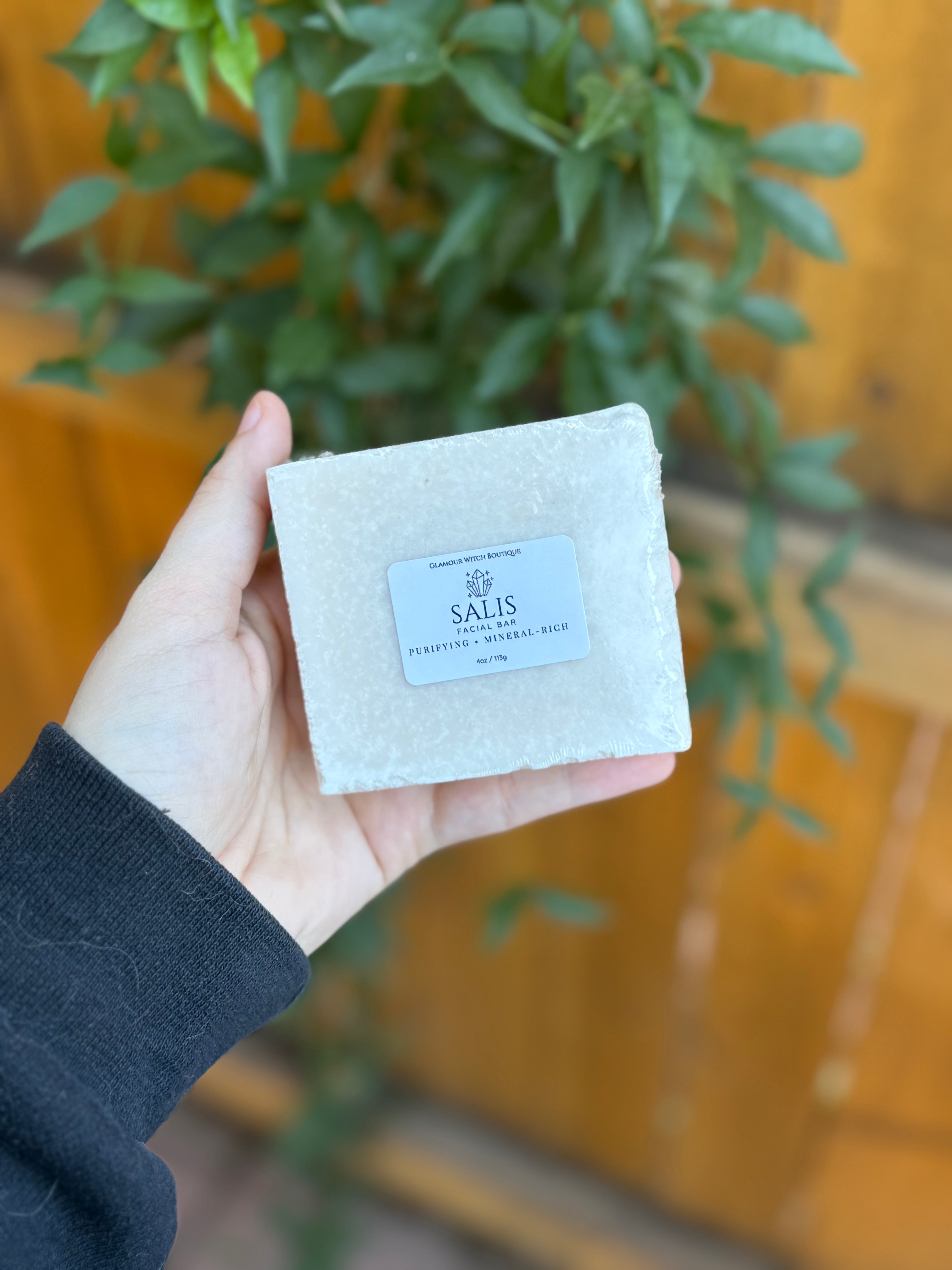 Salis – Clay & Himalayan Salt Facial Bar